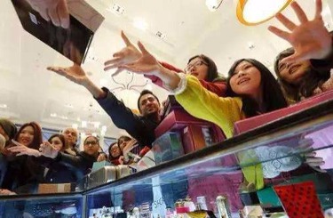 鸡巴操粉穴视频中国人依然爱赴日旅游 消费已由爆买转向网购